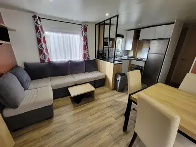 Cuisine ou kitchenette dans l'établissement MH h007 3chambres et 1 sale de bain dans camping 4 étoiles
