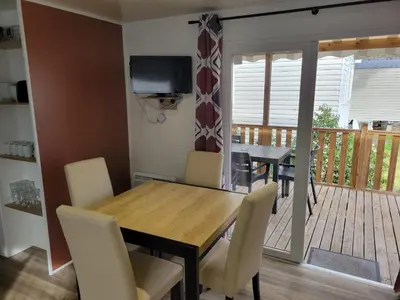 Télévision ou salle de divertissement dans l'établissement MH h007 3chambres et 1 sale de bain dans camping 4 étoiles
