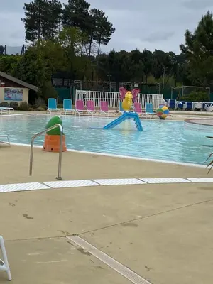 Piscine de l'établissement Mobilhome 592 ou située à proximité