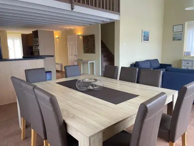 Coin salon dans l'établissement Maison avec piscine du golf de Gujan