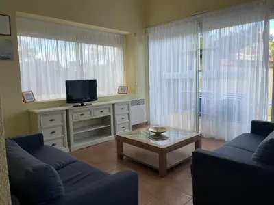 Télévision ou salle de divertissement dans l'établissement Maison avec piscine du golf de Gujan