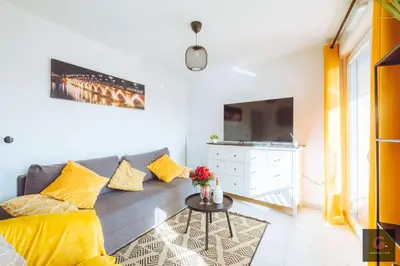 Coin salon dans l'établissement Appartement cosy avec balcon au cœur de Biscarrosse