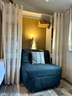 Coin salon dans l'établissement Lodge 203 - Ó Pin Parasol - Camping La Forge 4 - La Teste