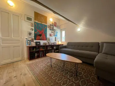 Coin salon dans l'établissement Appartement rénové, clim, parking - 8 pers. - FR-1-413-265