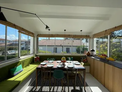 Coin salon dans l'établissement Appartement rénové, clim, parking - 8 pers. - FR-1-413-265