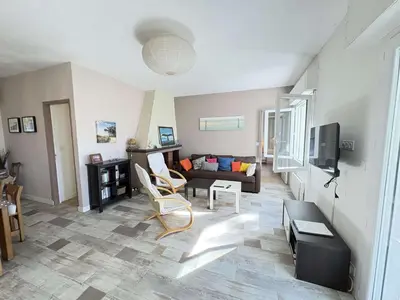 Télévision ou salle de divertissement dans l'établissement Villa rénovée à 800m plage - 7 pers. - FR-1-831-18