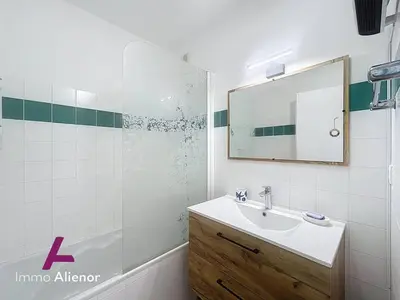 Salle de bains dans l'établissement Appartement pratique proche océan - 4 pers. - FR-1-857-71