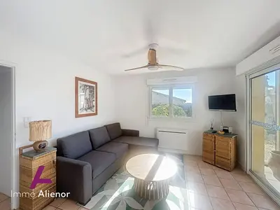 Télévision ou salle de divertissement dans l'établissement Appartement pratique proche océan - 4 pers. - FR-1-857-71