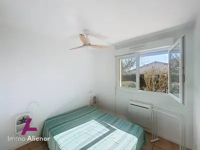 Un ou plusieurs lits dans un hébergement de l'établissement Appartement pratique proche océan - 4 pers. - FR-1-857-71