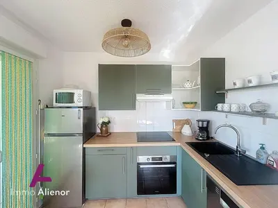 Cuisine ou kitchenette dans l'établissement Appartement pratique proche océan - 4 pers. - FR-1-857-71