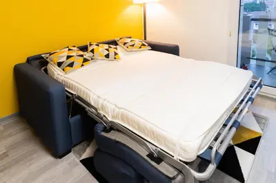Un ou plusieurs lits dans un hébergement de l'établissement Studio cosy avec balcon Vue sur les toits de Dax