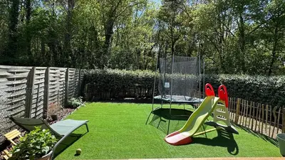 Jardin de l'établissement Cocon landais avec jaccuzi