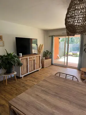Télévision ou salle de divertissement dans l'établissement Cocon landais avec jaccuzi
