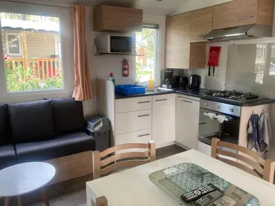 Cuisine ou kitchenette dans l'établissement MH 459 3 chambres et 1 salle de bain dans camping 4 étoiles