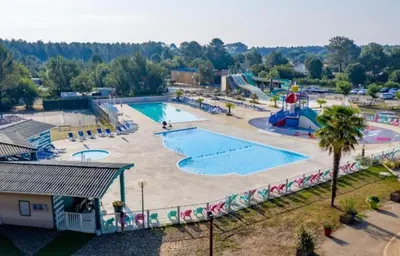 Piscine de l'établissement MH 459 3 chambres et 1 salle de bain dans camping 4 étoiles ou située à proximité