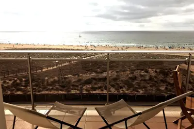 Vue générale sur la mer ou vue sur la mer prise depuis l'appartement