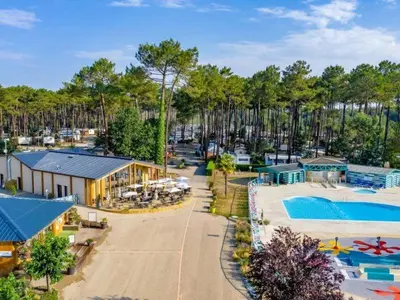 Piscine de l'établissement Mobil-home Dunes de Contis Chez Bibou ou située à proximité