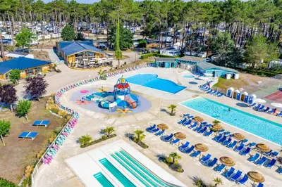Piscine de l'établissement Mobil-home Dunes de Contis Chez Bibou ou située à proximité