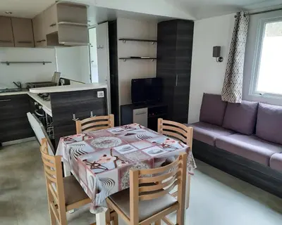 Cuisine ou kitchenette dans l'établissement La Réserve 4 étoiles à GASTES emplacement 543 3CH 2SDB 6 personnes