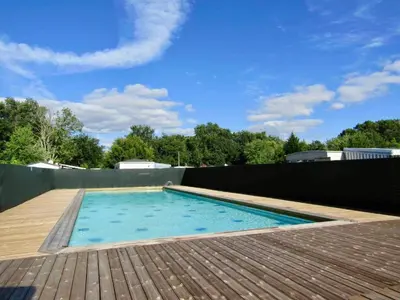 Piscine de l'établissement Mobilhome camping Lalande Mimizan ou située à proximité