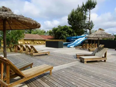Piscine de l'établissement Mobilhome camping Lalande Mimizan ou située à proximité