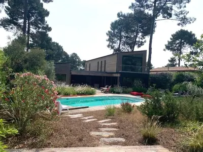 Piscine de l'établissement Villa d'Exception 7 chambres au coeur du golf de Biscarrosse ou située à proximité