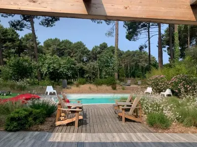 Piscine de l'établissement Villa d'Exception 7 chambres au coeur du golf de Biscarrosse ou située à proximité