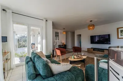 Télévision ou salle de divertissement dans l'établissement Villa avec piscine privée, jardin & poêle à bois