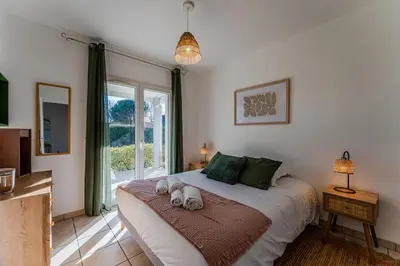 Un ou plusieurs lits dans un hébergement de l'établissement Villa avec piscine privée, jardin & poêle à bois