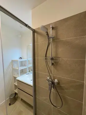 Salle de bains dans l'établissement Appartement Green and Sea, à 10 minutes des plages en vélo