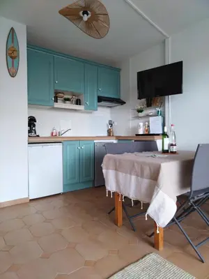 Cuisine ou kitchenette dans l'établissement Appartement bord de mer avec vue port