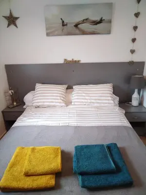 Un ou plusieurs lits dans un hébergement de l'établissement Appartement bord de mer avec vue port