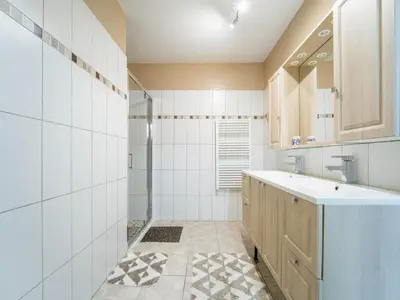 Salle de bains dans l'établissement Maison proche océan - 6 pers. - FR-1-50-198