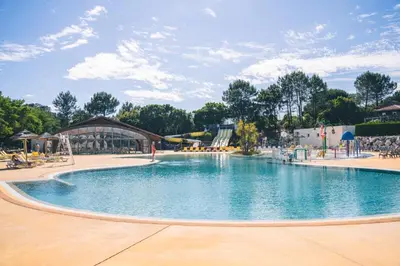 Piscine de l'établissement MH J08 - Camping Siblu La plage ou située à proximité