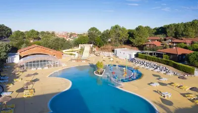 Piscine de l'établissement MH J08 - Camping Siblu La plage ou située à proximité