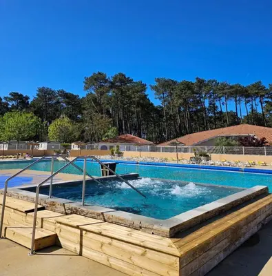 Piscine de l'établissement Mobilhome 3ch 2sdb climatisé ou située à proximité