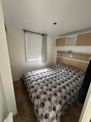 Un ou plusieurs lits dans un hébergement de l'établissement Cosy Mobil home 716, 2 chambres Siblu La Réserve