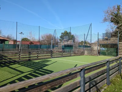 Tennis ou squash au sein de le camping ou à proximité