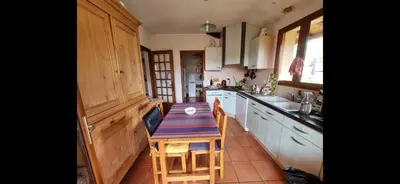 Cuisine ou kitchenette dans l'établissement Landaise Lou Pao, 2 maisons, piscine, Lac de Léon