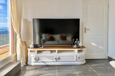 Télévision ou salle de divertissement dans l'établissement Apartment for 6 people, terrace, parking