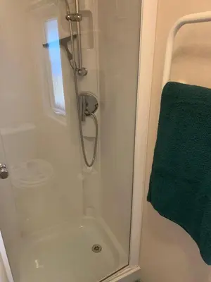 Salle de bains dans l'établissement Mobile Home grand confort 4 à 6personnes au bord du lac de Biscarosse camping 4 étoiles