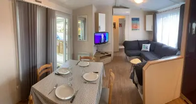 Télévision ou salle de divertissement dans l'établissement Mobile Home grand confort 4 à 6personnes au bord du lac de Biscarosse camping 4 étoiles