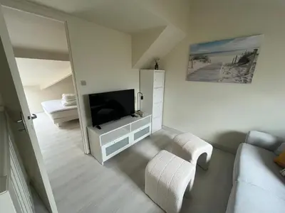 Télévision ou salle de divertissement dans l'établissement Bisca Dune Stay Duplex rénové vue dune 150m de l'océan