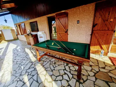 Billard dans l'établissement Chambres Du Petit Bonheur
