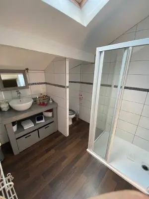 Salle de bains dans l'établissement Les Ecuries du SEQUE