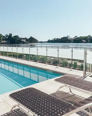Piscine de l'établissement Hôtel & Spa Villa Seren ou située à proximité
