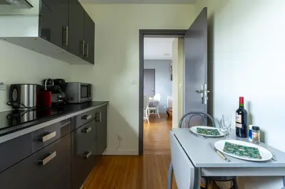 Cuisine ou kitchenette dans l'établissement Lumineux - parking - wifi - clim - 3 lits dont 1 King size - jardin-
