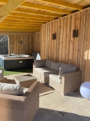 Coin salon dans l'établissement Gîtes & Spa de charme 