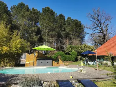 Piscine de l'établissement Les Hôtes Landes ou située à proximité