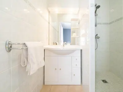 Salle de bains dans l'établissement Apartment Côte Sud-4 by Interhome